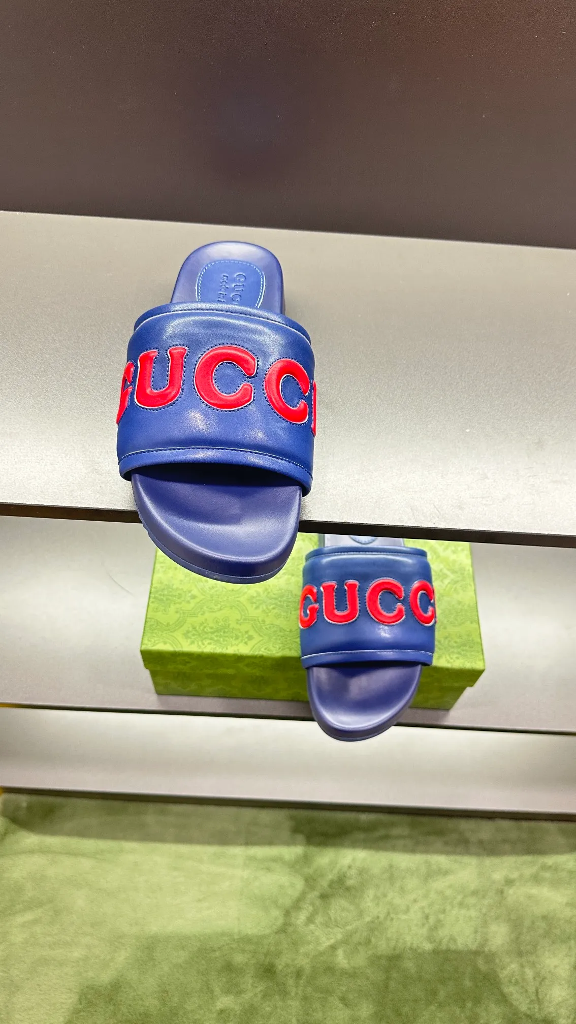 [G Family Couple Style] P: 320💰Female size 36~40 Men's size 39~45, (46. Custom-made GG slippers for men and women. This slipper is made of GG polyester fiber and is decorated with a Gucci label on the front, which adds a striking logo feel to the style. Beige GG recycled polyester fiber, same size for men and women, leather trim